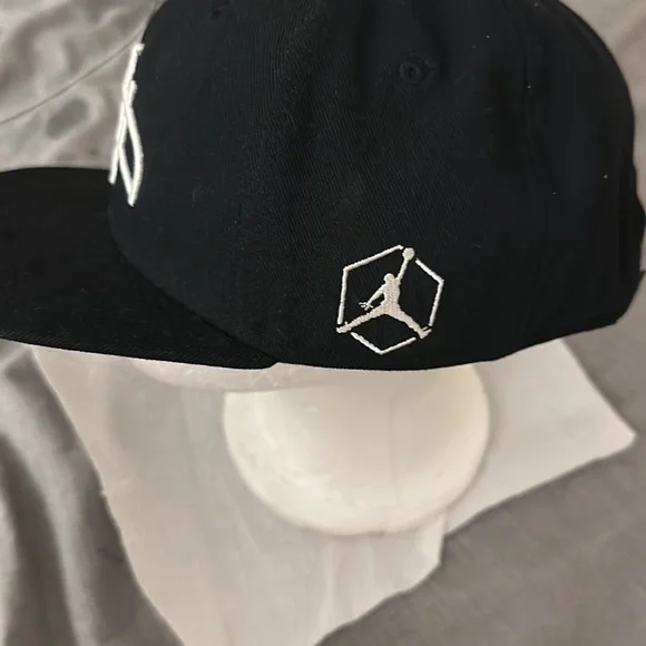 Jordan Mens Hat Black White Snapback Flat Brim Killer Bee Jumpman Wu Tang Cap - Picture 7 of 7